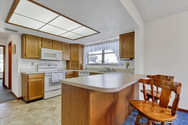 Kitchen - 905 Mendoza Ln