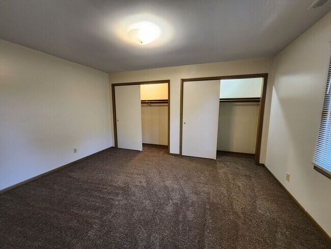 Building Photo - 1 Bedroom Apartment-Upper Apartment