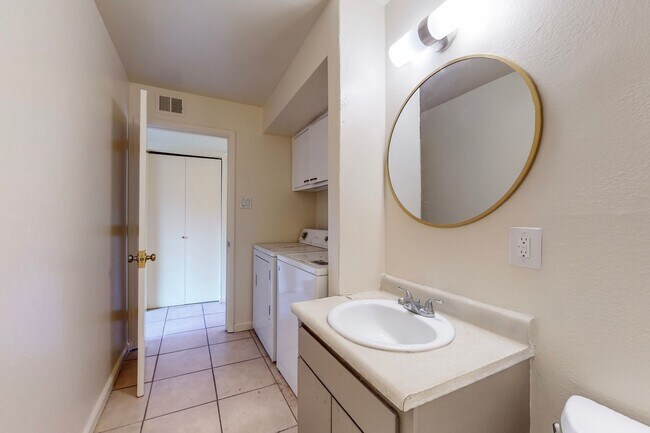 Building Photo - North Valley 3 bedroom Townhouse