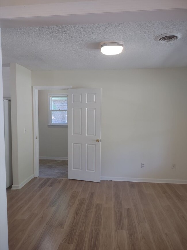 Building Photo - Wonderful Three Bedroom Home in Northeast ...