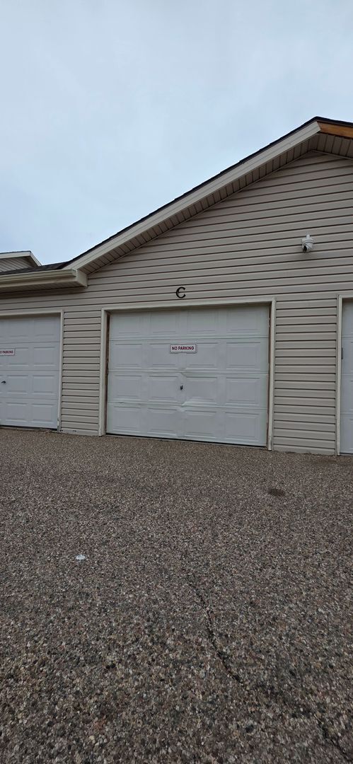 Building Photo - 200 Country West Rd