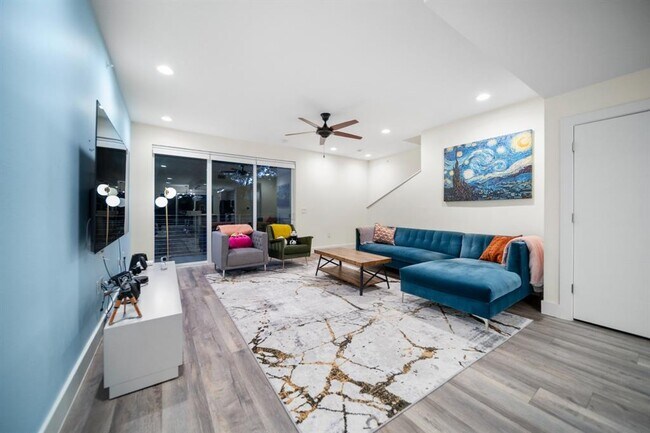 Building Photo - 604 N Bluff Dr