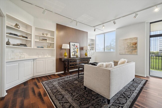 Building Photo - 21 E Briar Hollow Ln