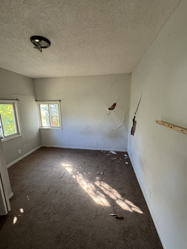 Building Photo - 716 7th Ave S