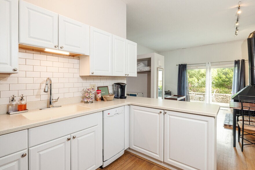 Building Photo - 962 Pavilion St