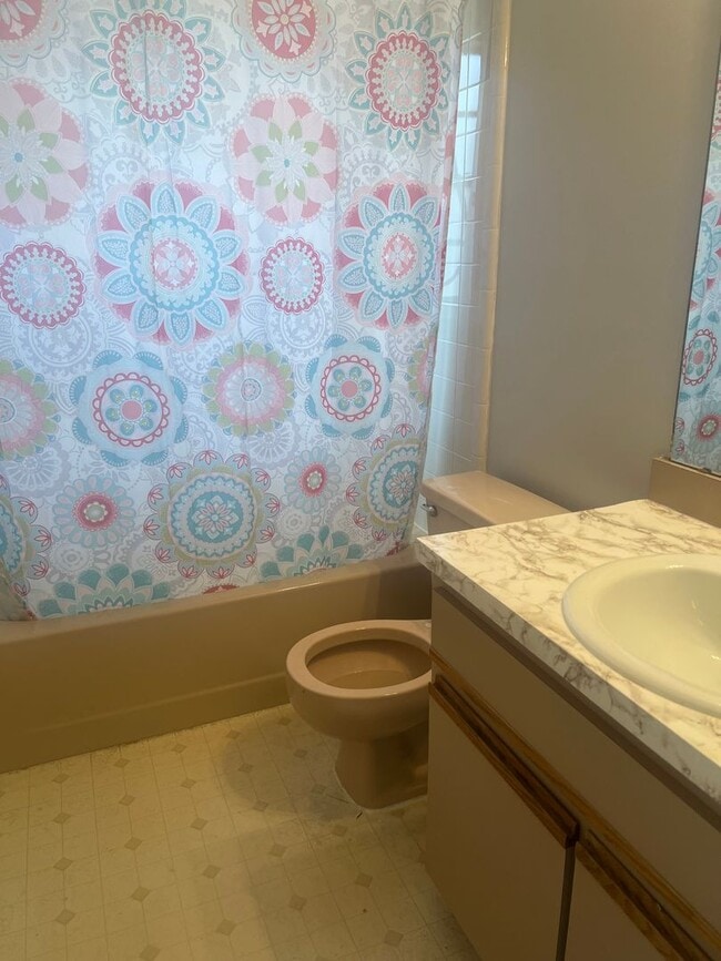 Building Photo - Wonderful 2 bedroom home with Addition Den or Office, Great Location