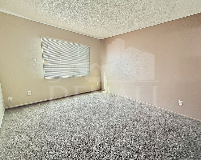 Building Photo - 4514 E Riverside St