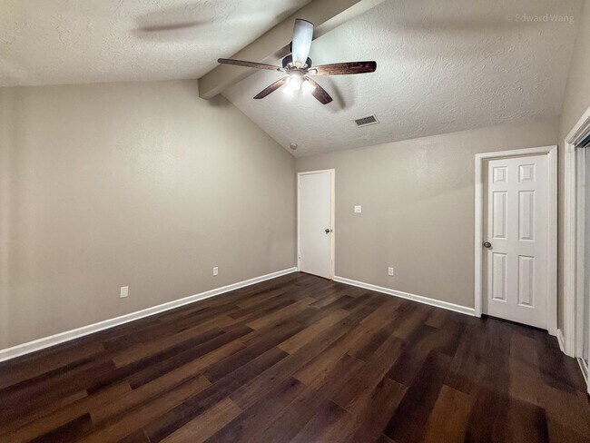 Building Photo - 530 Belwin Dr
