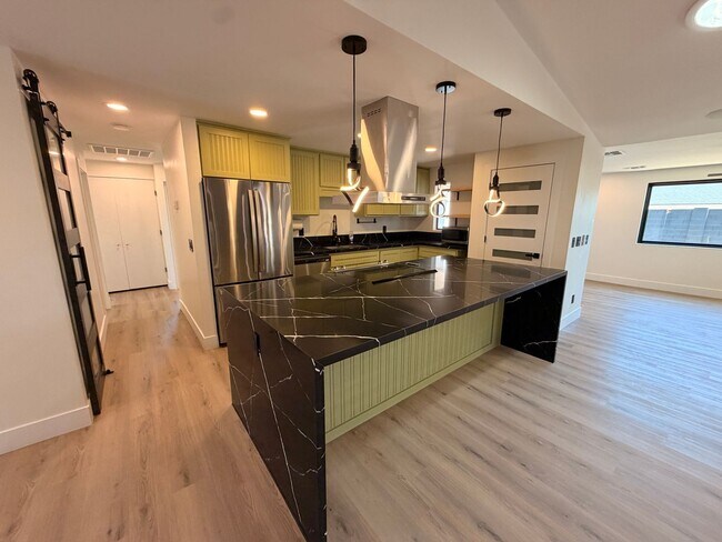 Building Photo - Updated 3 Bed / 2Bath Northeast Phoenix Home Ready for Immediate Move In w/ NO Carpet!