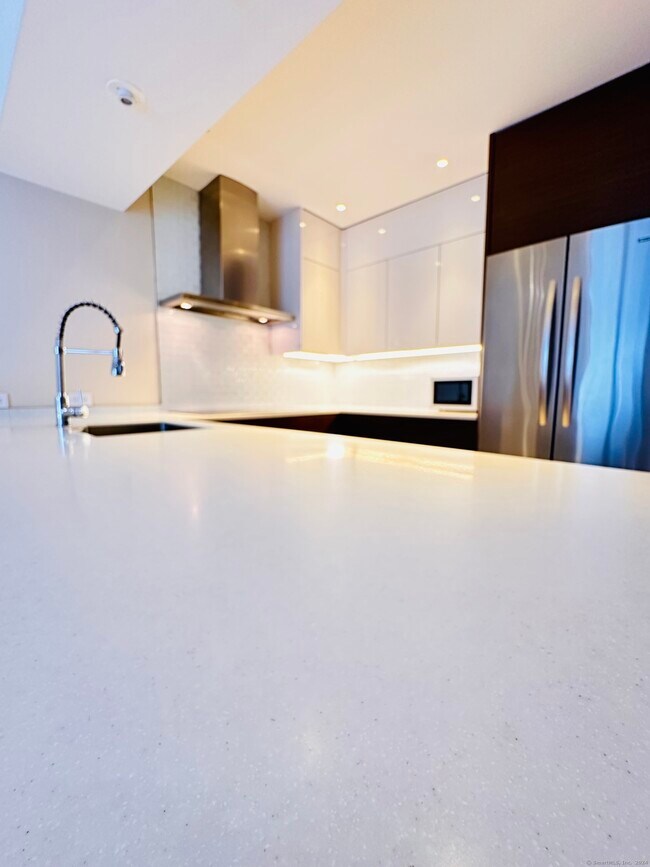 Building Photo - 7 Elm St