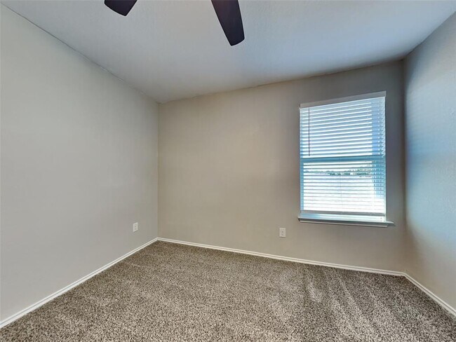 Building Photo - 214 Tallow Trl