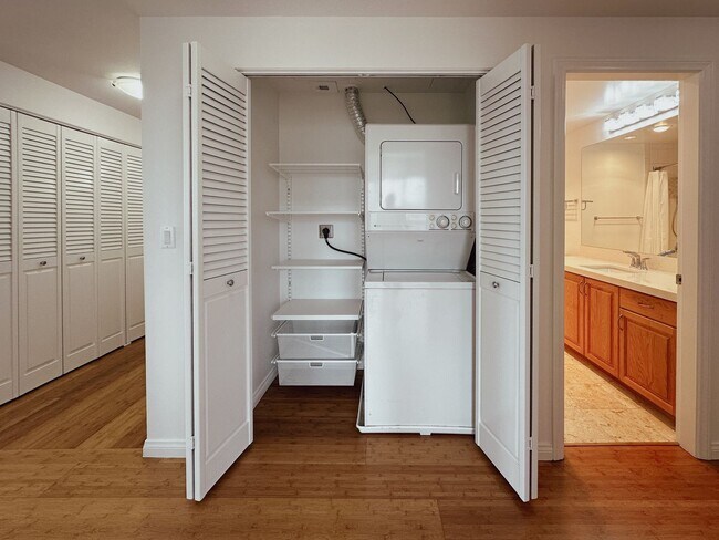Building Photo - Modern 2 Bed, 2 Bath Condo in the Heart of...