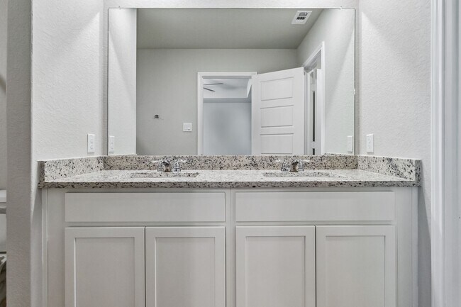 Building Photo - Luxury 3-bedroom, 2.5-bathroom Duplex in Saint Hedwig, TX!