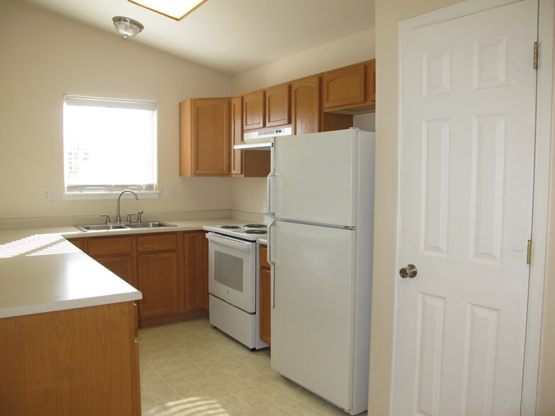 Building Photo - 1143 E Carolina Ave