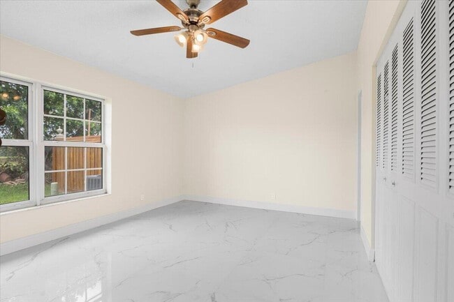 Building Photo - 5540 Lakewood Cir S