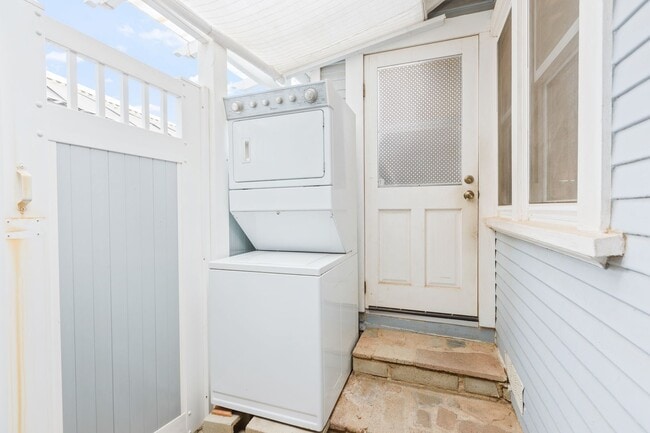 Building Photo - West Hills Home - Peaceful Semi-Rural Living