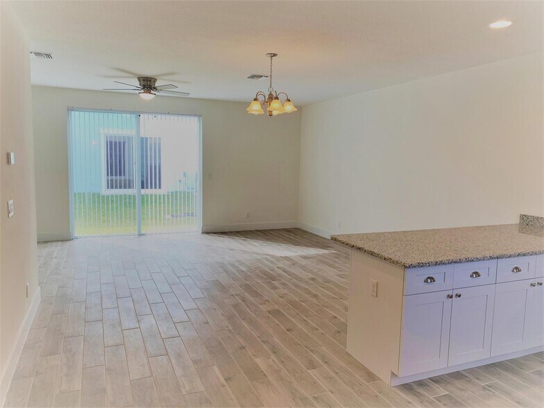 Primary Photo - 210 Osprey Cir