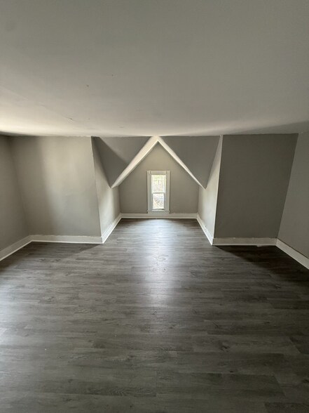 Building Photo - 1363 Capouse Ave