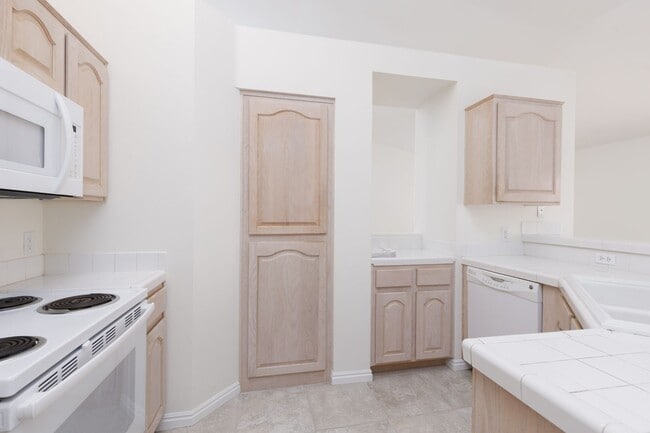 Building Photo - 3-bedroom 2-bathroom town house with a double car garage, freshly painted and new carpet.