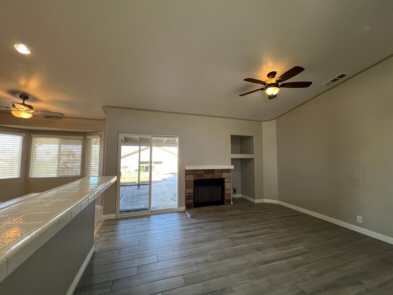 Family Room - 9083 Powell Ave