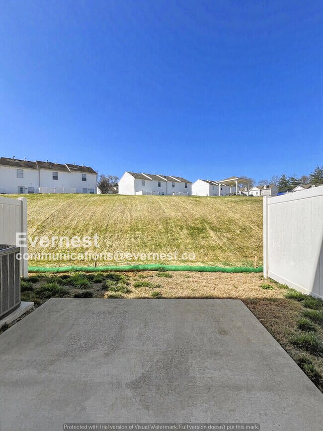 Building Photo - 2 Bed/2.5 Bath Townhome with Off-Street Parking / Pet-Friendly / Available Now!