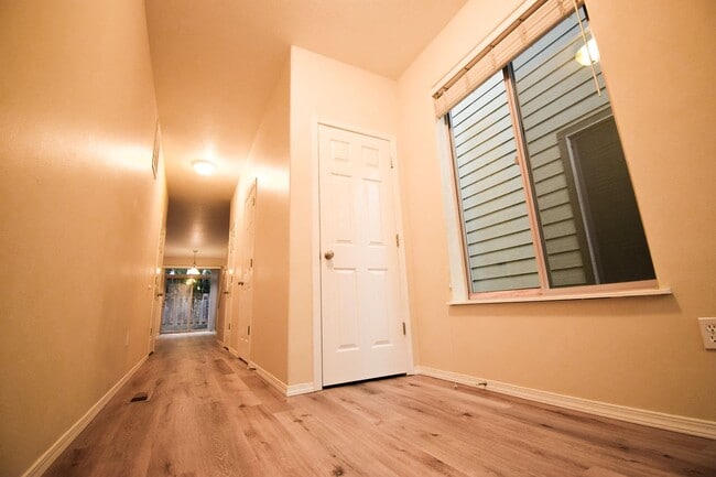 Building Photo - Beautiful Home in Amazing Neighborhood!