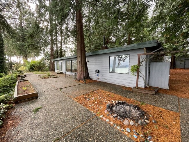 Building Photo - ***PENDING APPLICATION***Fantastic 3 Bedroom Home with Gorgeous Ocean View