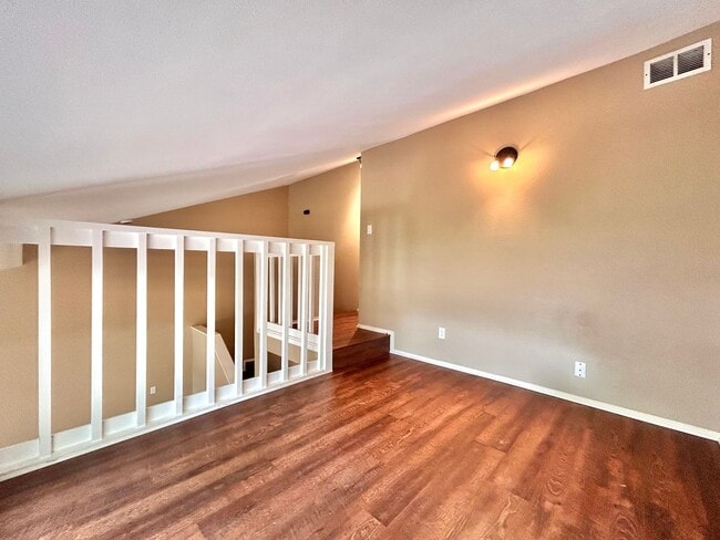Building Photo - Beautiful 3BR/2BA Two-Level Home with Tall...