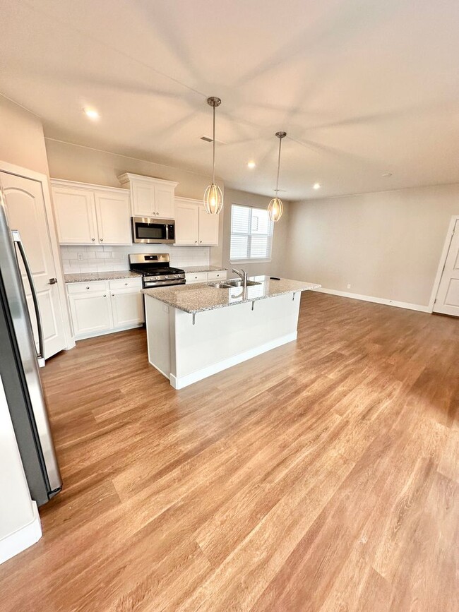 Building Photo - 4 Bed Desert Color Home!