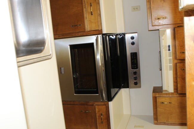 Building Photo - Remoldel Town Home