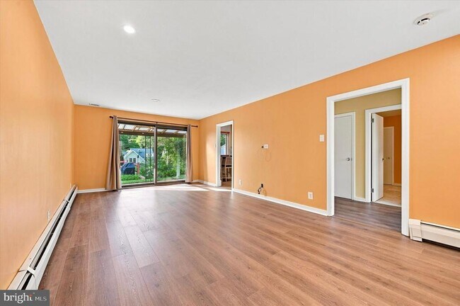 Building Photo - 840 Delmont Dr