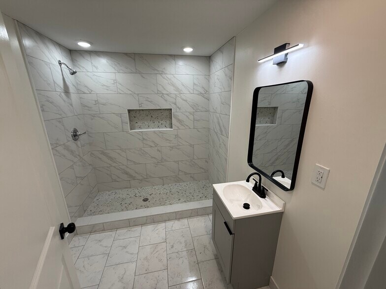 Building Photo - 1110 S 54th St