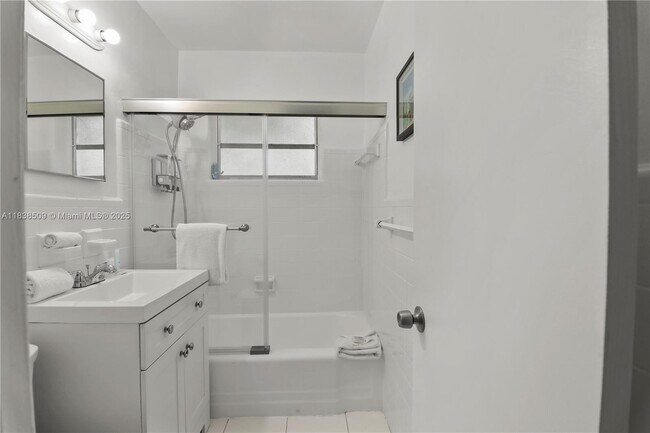 Building Photo - 717 SW 13th Ave