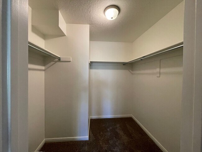 Building Photo - Remodeled 2 Bedroom 2 Bathroom Condo Near BYU