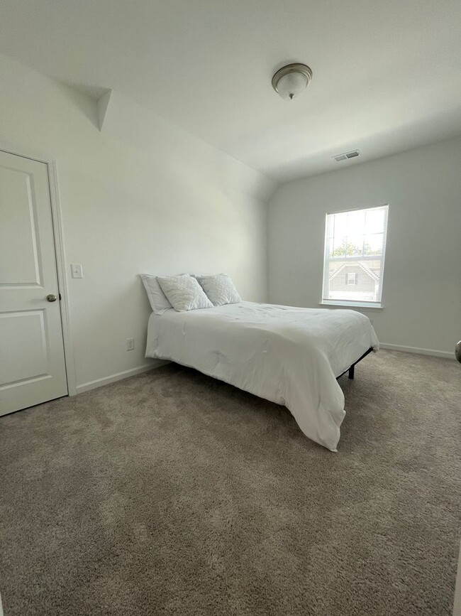 Building Photo - 3 bed 2.5 Bath Townhouse. Shelbyville
