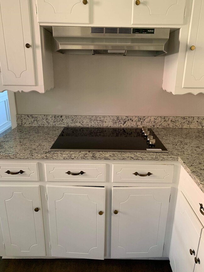 built in stove top - 5515 Longleaf Ln