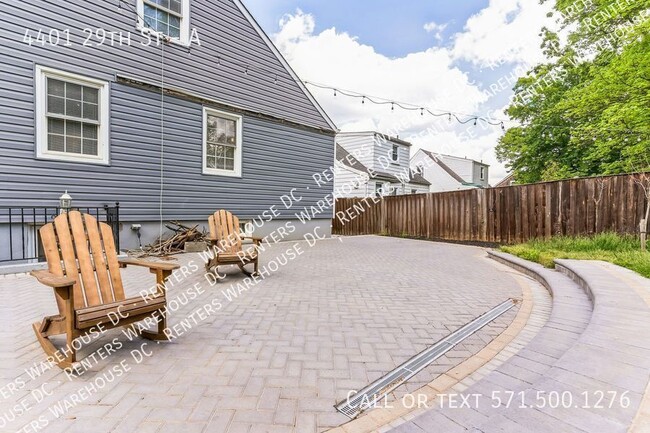 Building Photo - Spacious, well-maintained 2 level 3Bd/2Bth...