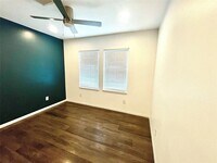 Building Photo - 1924 Calumet St