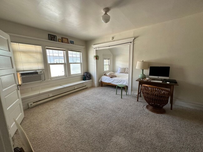 Building Photo - Stunning Avenues Home!