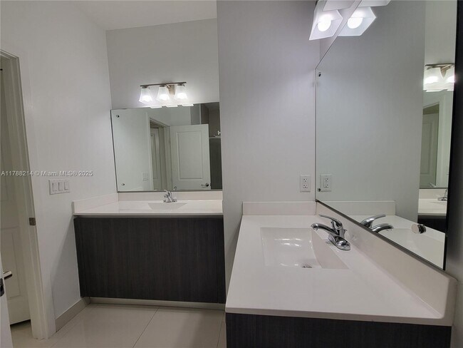 Building Photo - 492 SW 91st Pl