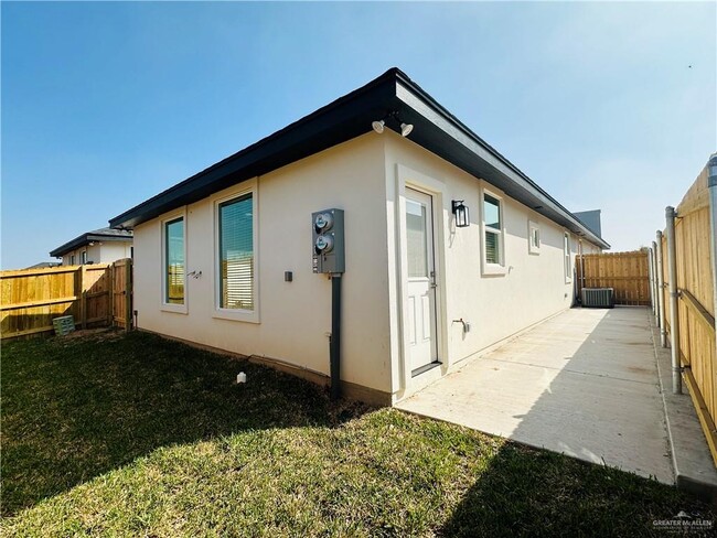 Building Photo - 1100 Sugar Gdn Dr