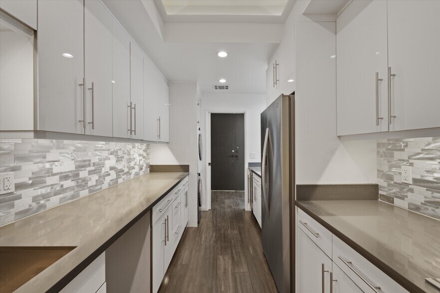 Building Photo - 2175 S Beverly Glen Blvd