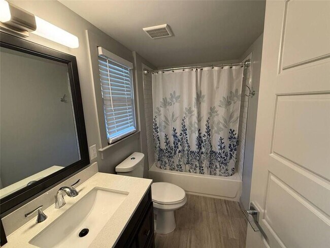 Building Photo - 4472 Calumet Dr NW