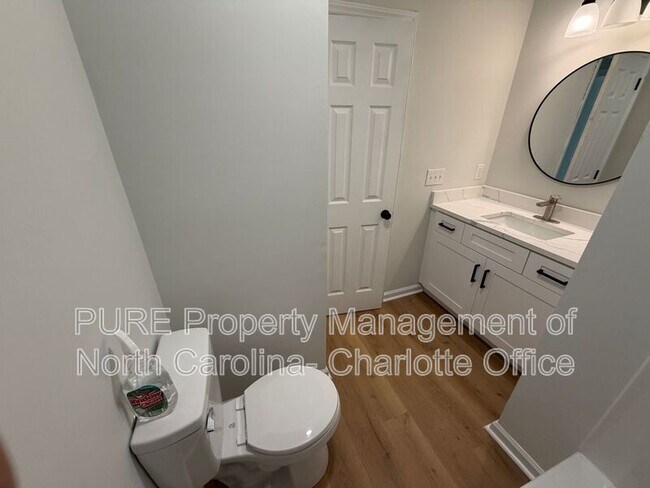 Building Photo - 1712 Blandford Dr