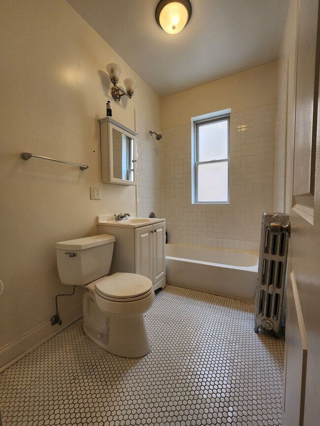 Building Photo - Large 2-bed/2-bath Apartment With Updated Kitchen and Large Living Room