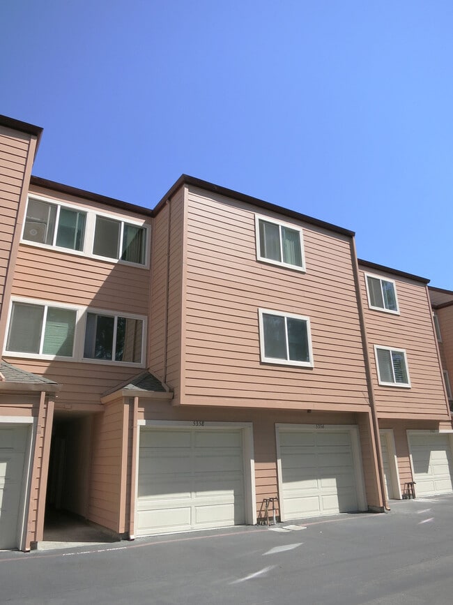 Building Photo - 3 bed/2 bath Upstairs condo! Hardwood floor, full kitchen, washer/dryer