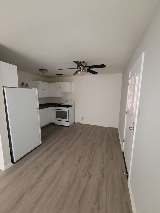 Building Photo - West View Townhomes