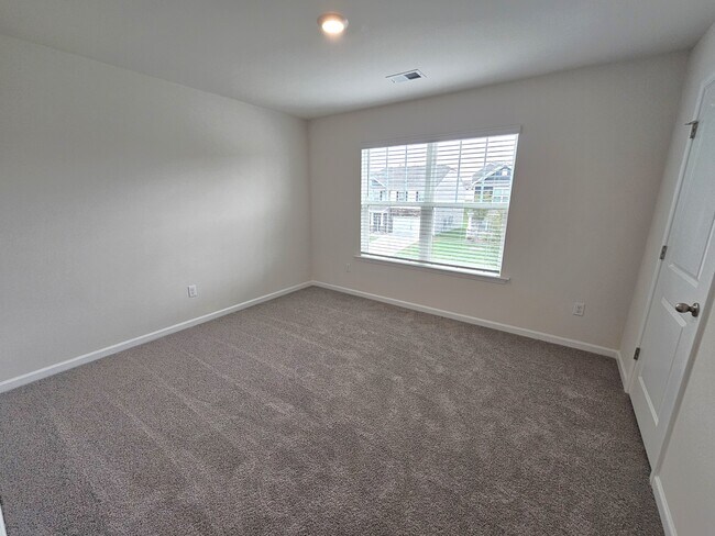 Building Photo - 942 Pineland Dr