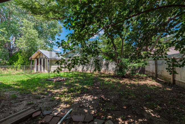 Building Photo - 2202 S White Oak Dr