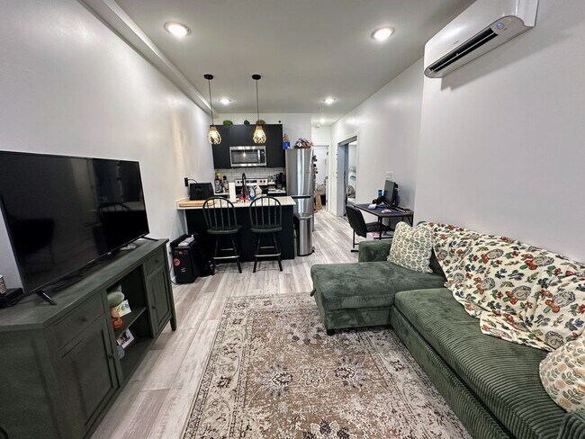 Building Photo - Private fenced yard! Modern, stylish & fully updated apartment!